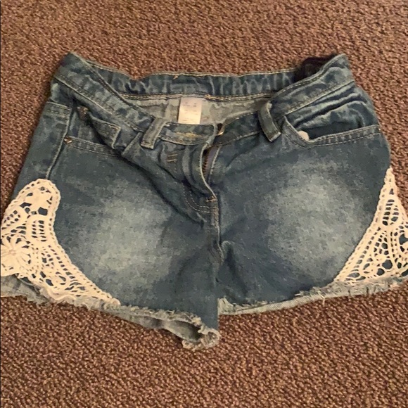 6 pairs of girls shorts size 6/7 nonsmoking home. - Picture 5 of 7